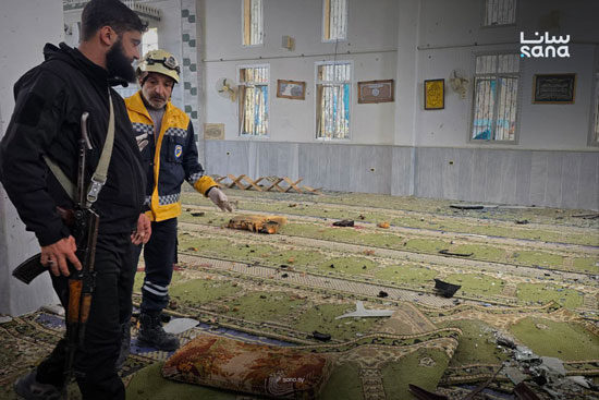 رجال الشرطة والدفاع فى موقع التفجير