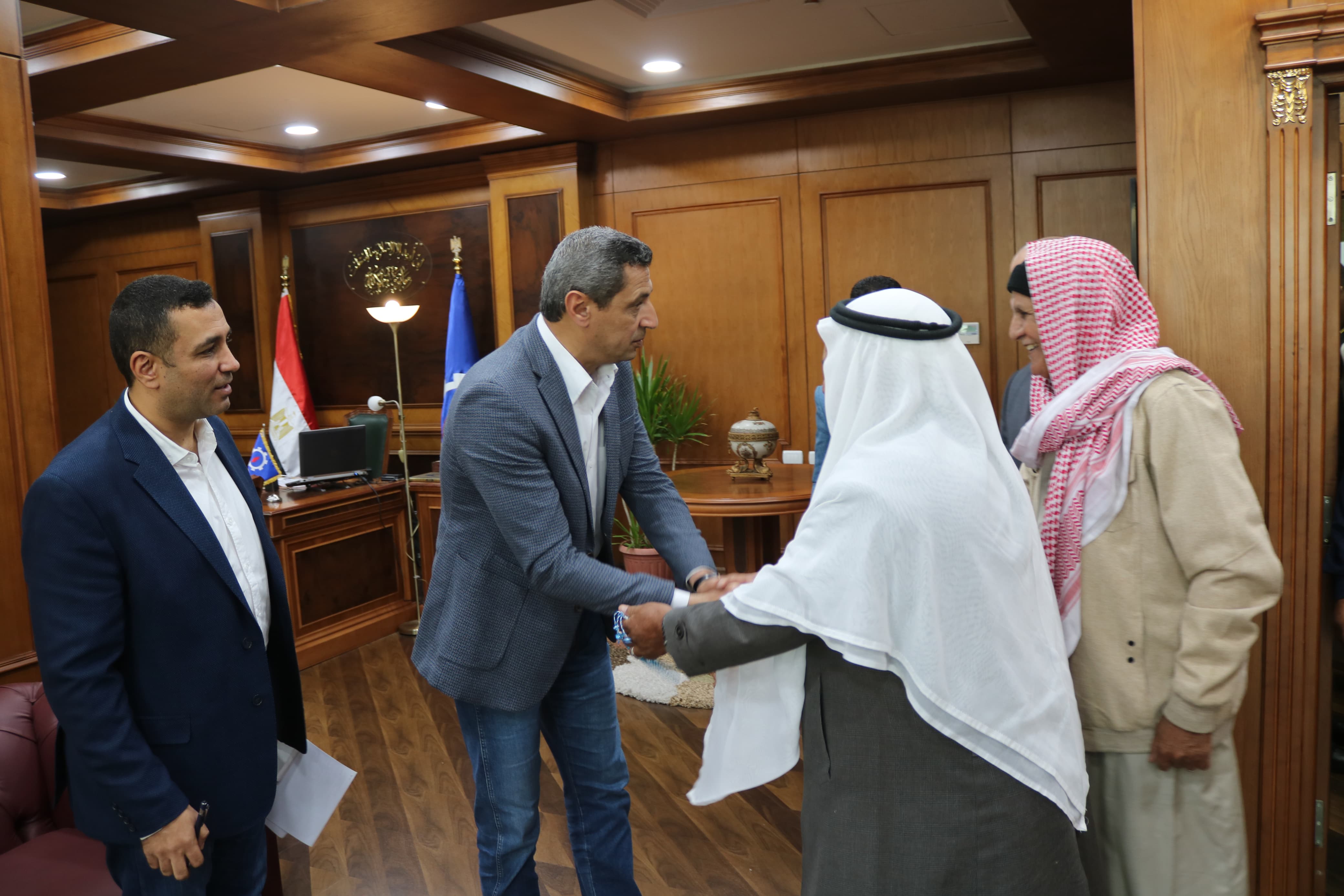 محافظ السويس يستقبل مشايخ وعواقل القبائل (4)