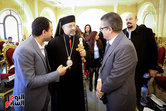 الأنبا إبراهيم إسحاق والكاتب الصحفى عبدالفتاح عبدالمنعم رئيس تحرير اليوم السابع والزميل محمد الأحمدى