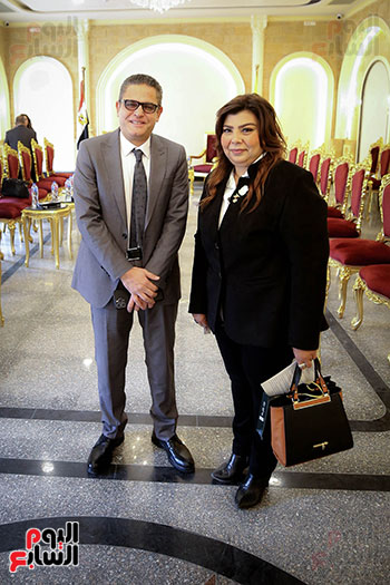 زيارة الكاتب الصحفى عبد الفتاح عبد المنعم للأنباء إسحاق للتهنئة بعيد الميلاد