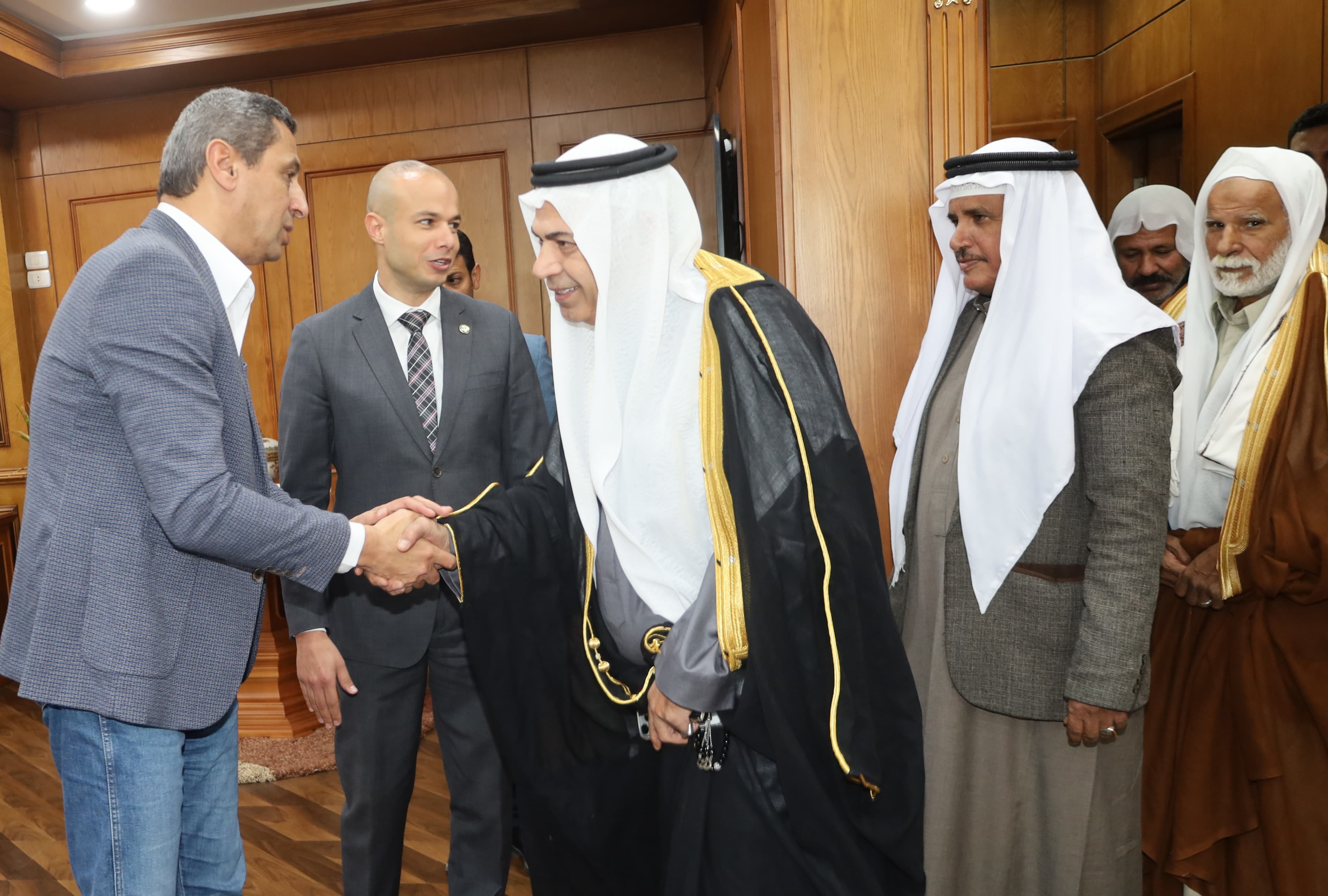 محافظ السويس يستقبل مشايخ وعواقل القبائل (3)