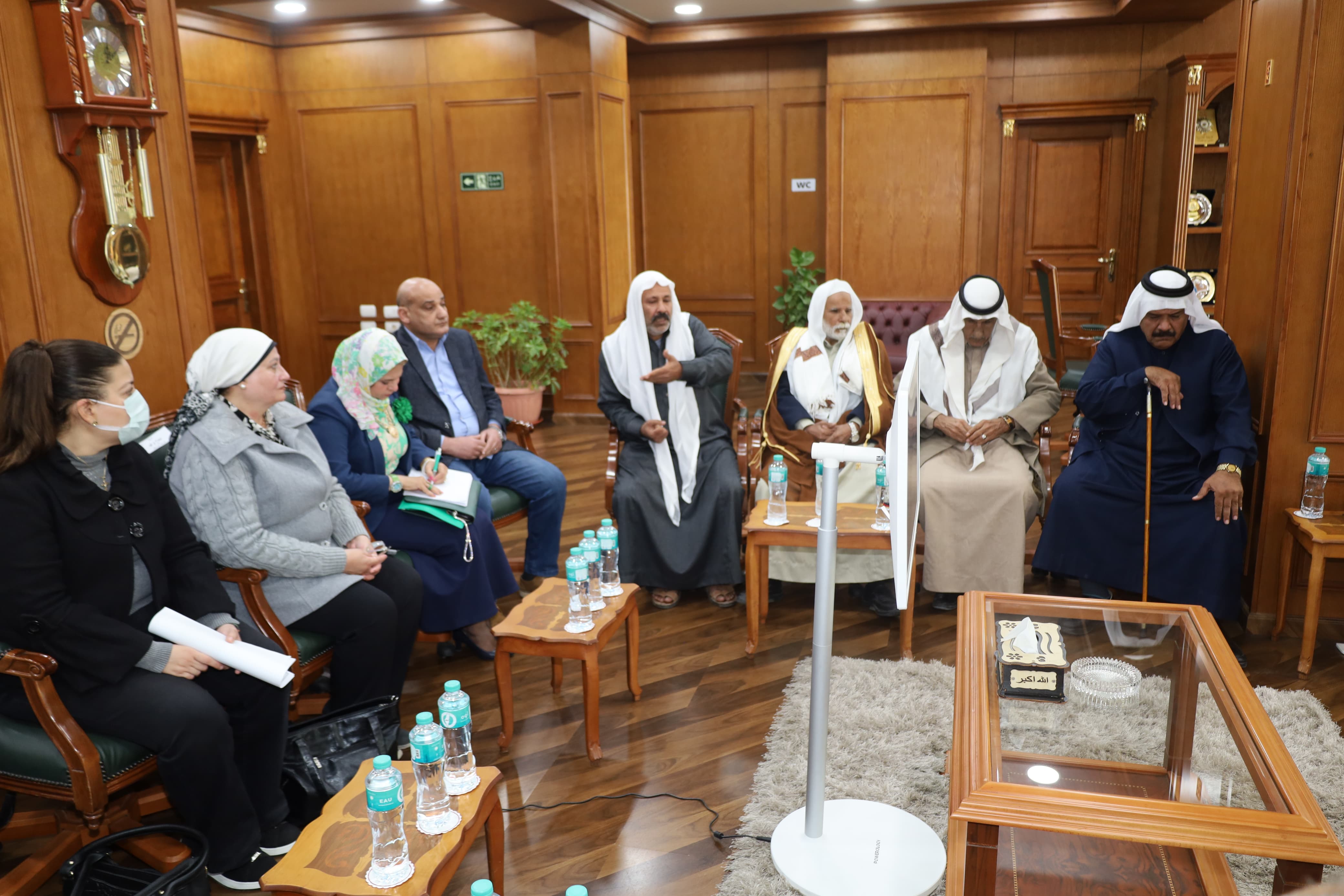 محافظ السويس يستقبل مشايخ وعواقل القبائل (1)