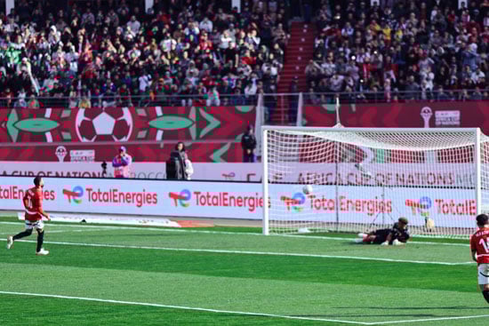 محمد صلاح يسدد ركلة الجزاء محمد صلاح يسدد ركلة الجزاء