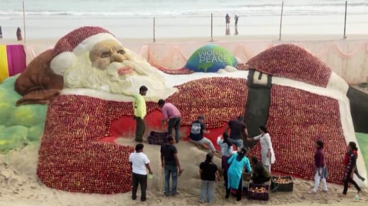 تمثال منحوت من التفاح والرمل