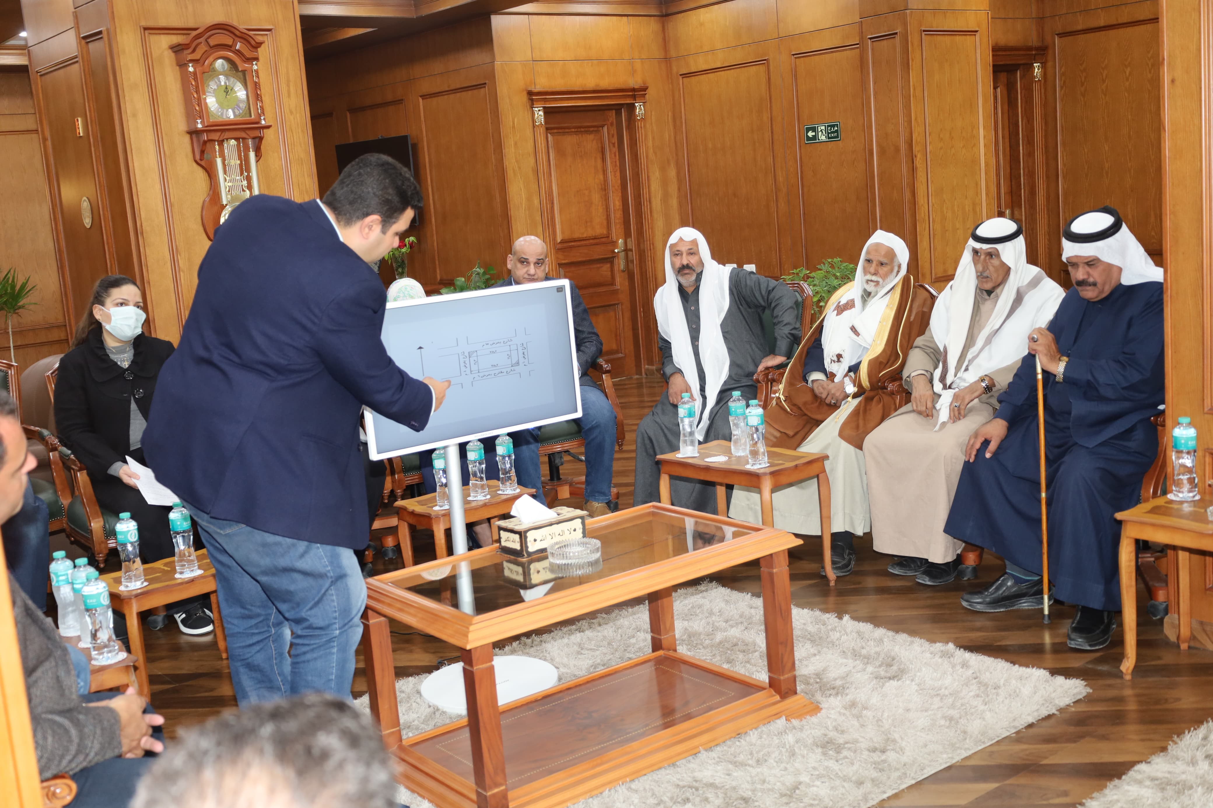 محافظ السويس يستقبل مشايخ وعواقل القبائل (2)