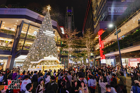 حام كبير فى شوارع تايوان مع احتفالات الكريسماس