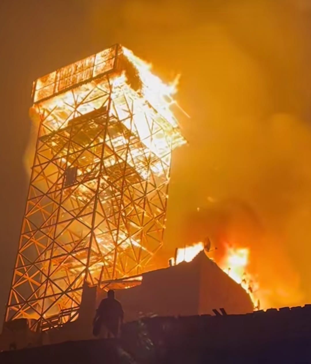 جانب من الحريق (8)