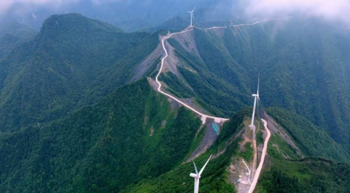 طريق جبلي يشبه حد السكين