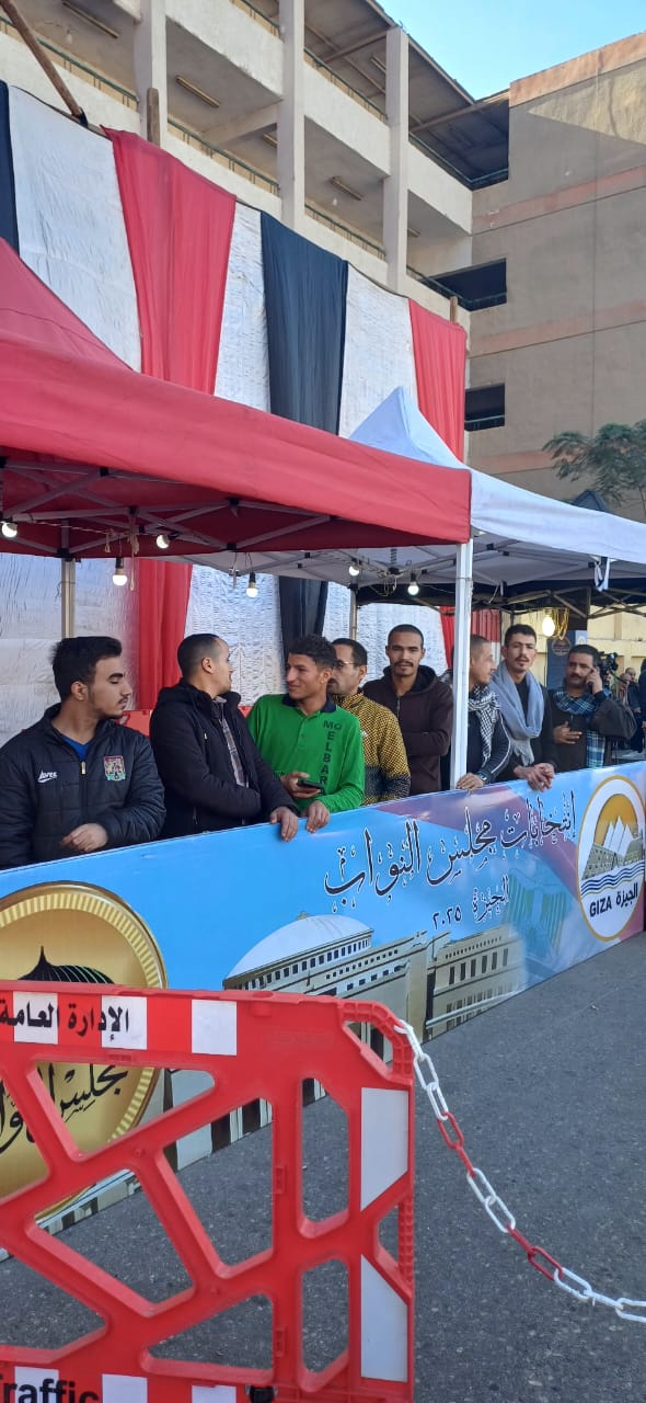 توافد الأهالي في إمبابة على لجان الانتخابات (5)