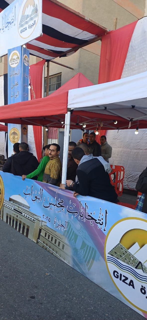 توافد الأهالي في إمبابة على لجان الانتخابات (6)