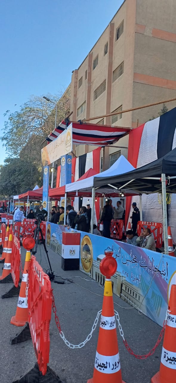 توافد الأهالي في إمبابة على لجان الانتخابات (7)