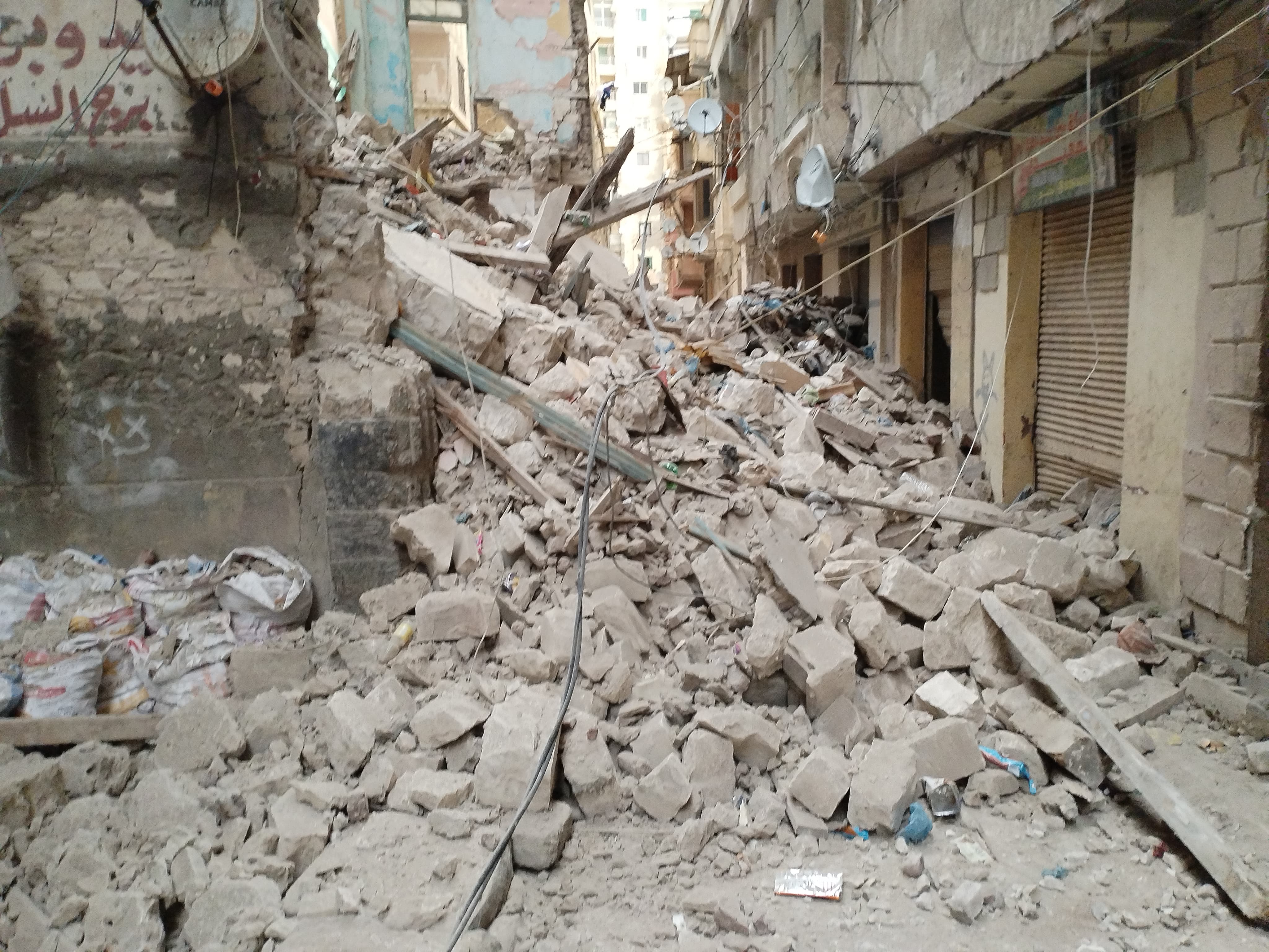 انهيار عقار في  الجمرك بالإسكندرية
