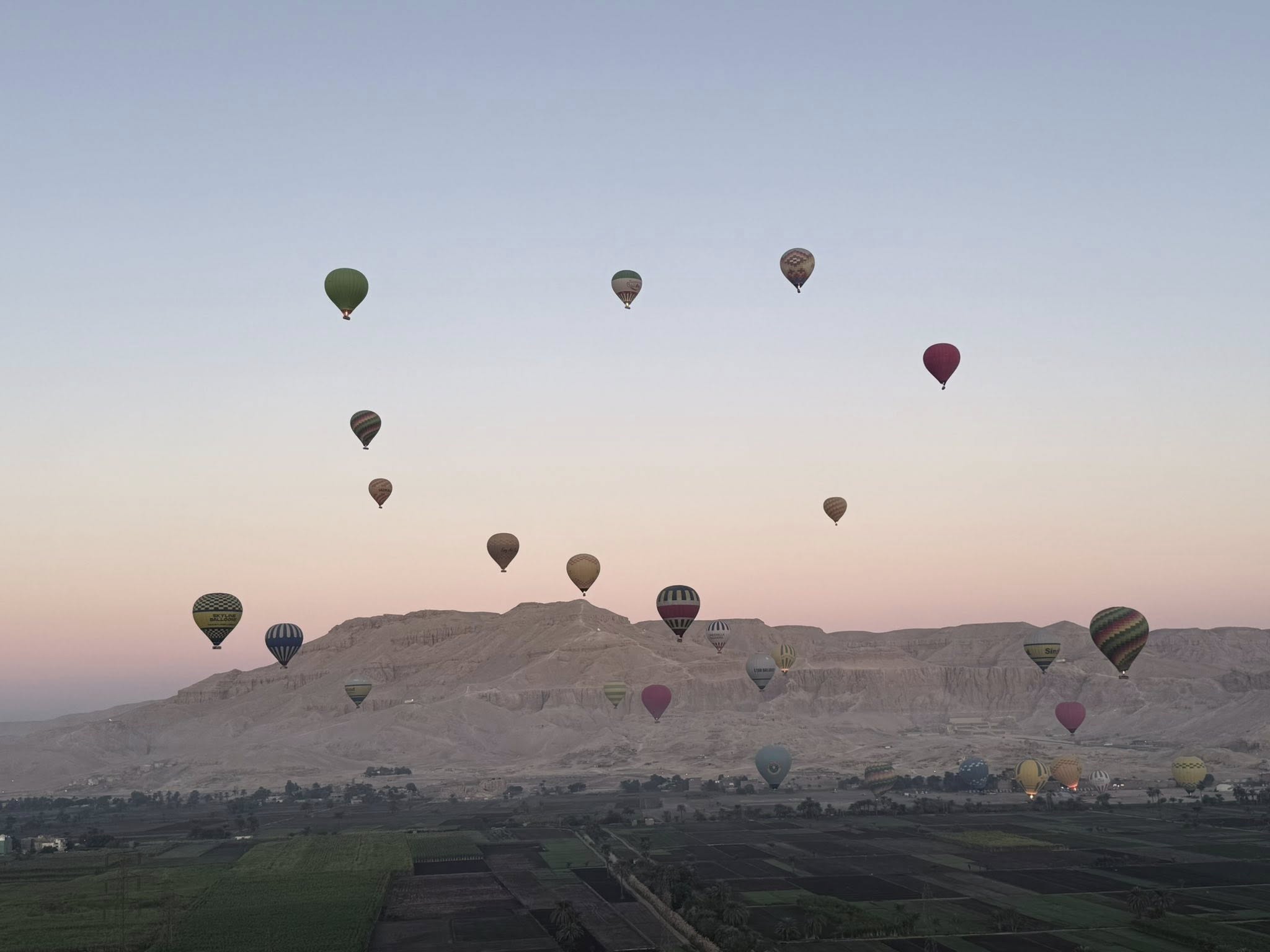لحظات تحليق رحلات البالون الطائر غرب الأقصر