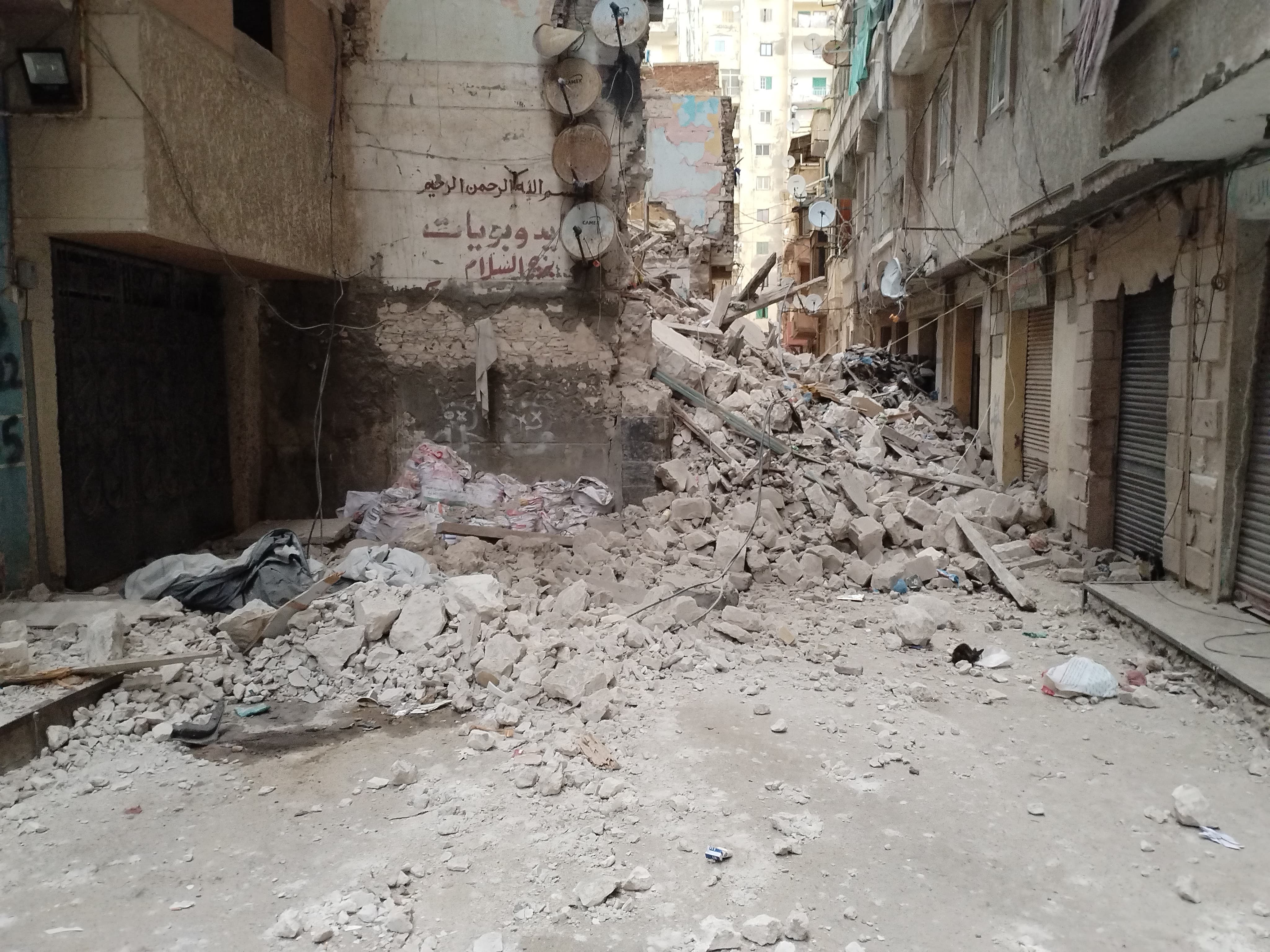 انهيار عقار مكون من طوابق في الإسكندرية