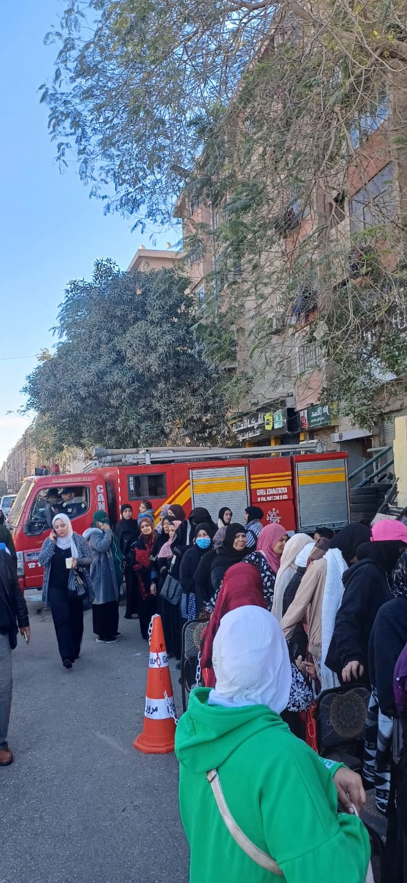 توافد الأهالي في إمبابة على لجان الانتخابات (3)