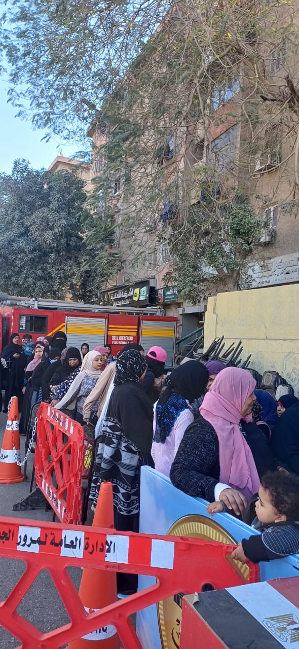 توافد الأهالي في إمبابة على لجان الانتخابات (2)