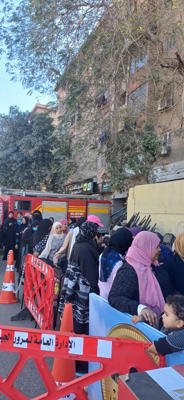 توافد الأهالي في إمبابة على لجان الانتخابات (1)