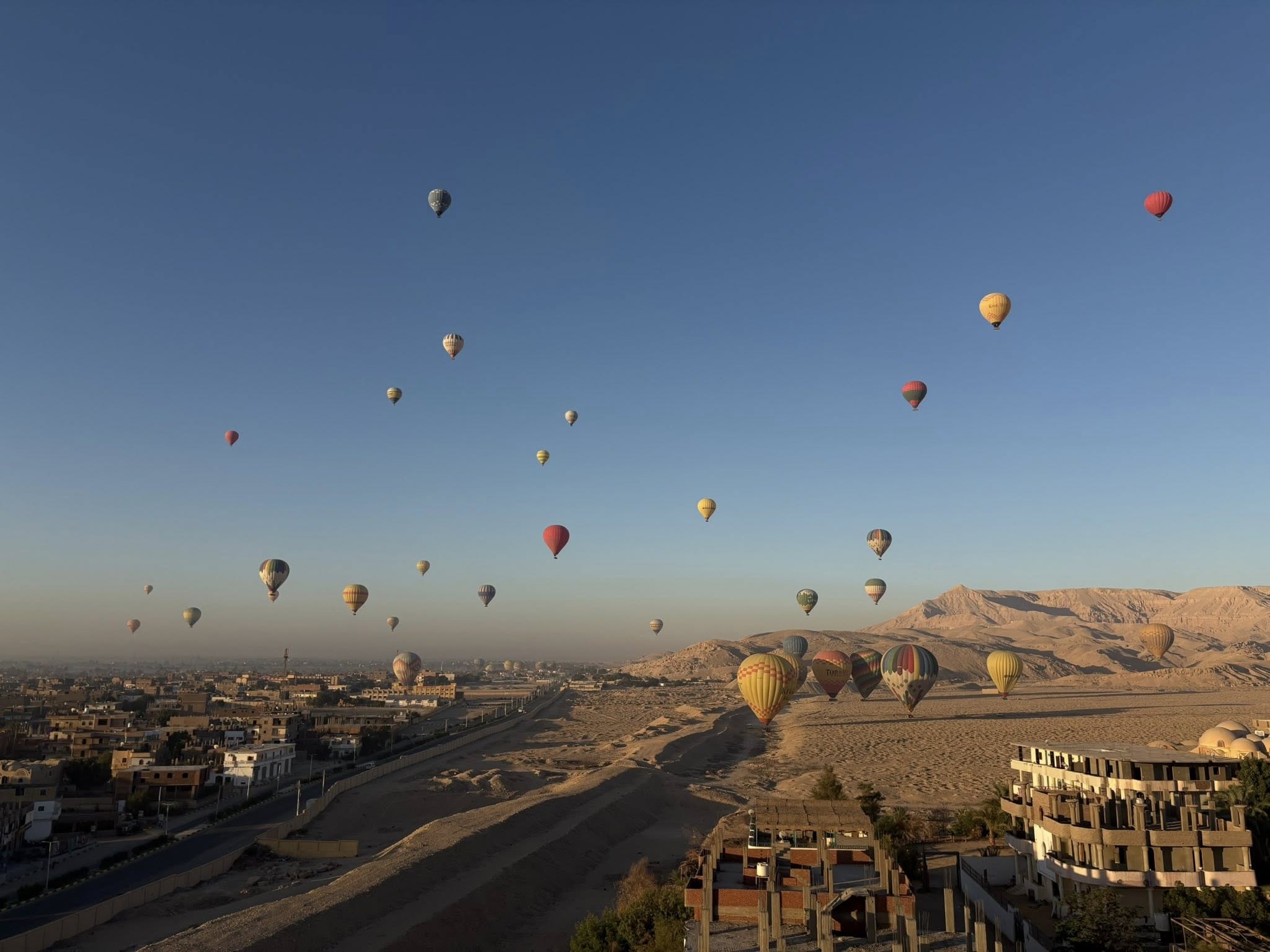 ارتفاع تحليق رحلات البالون لـ109 رحلة اليوم تقل 2800 سائح أجنبى