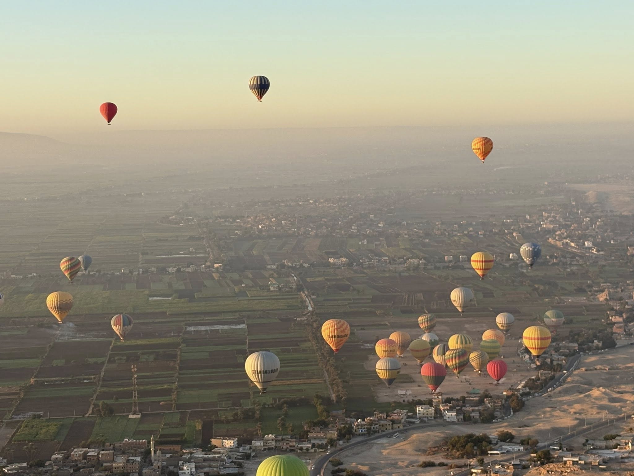 تحليق 80 رحلة بالون طائر غرب الأقصر تقل 1920 سائح من حول العالم