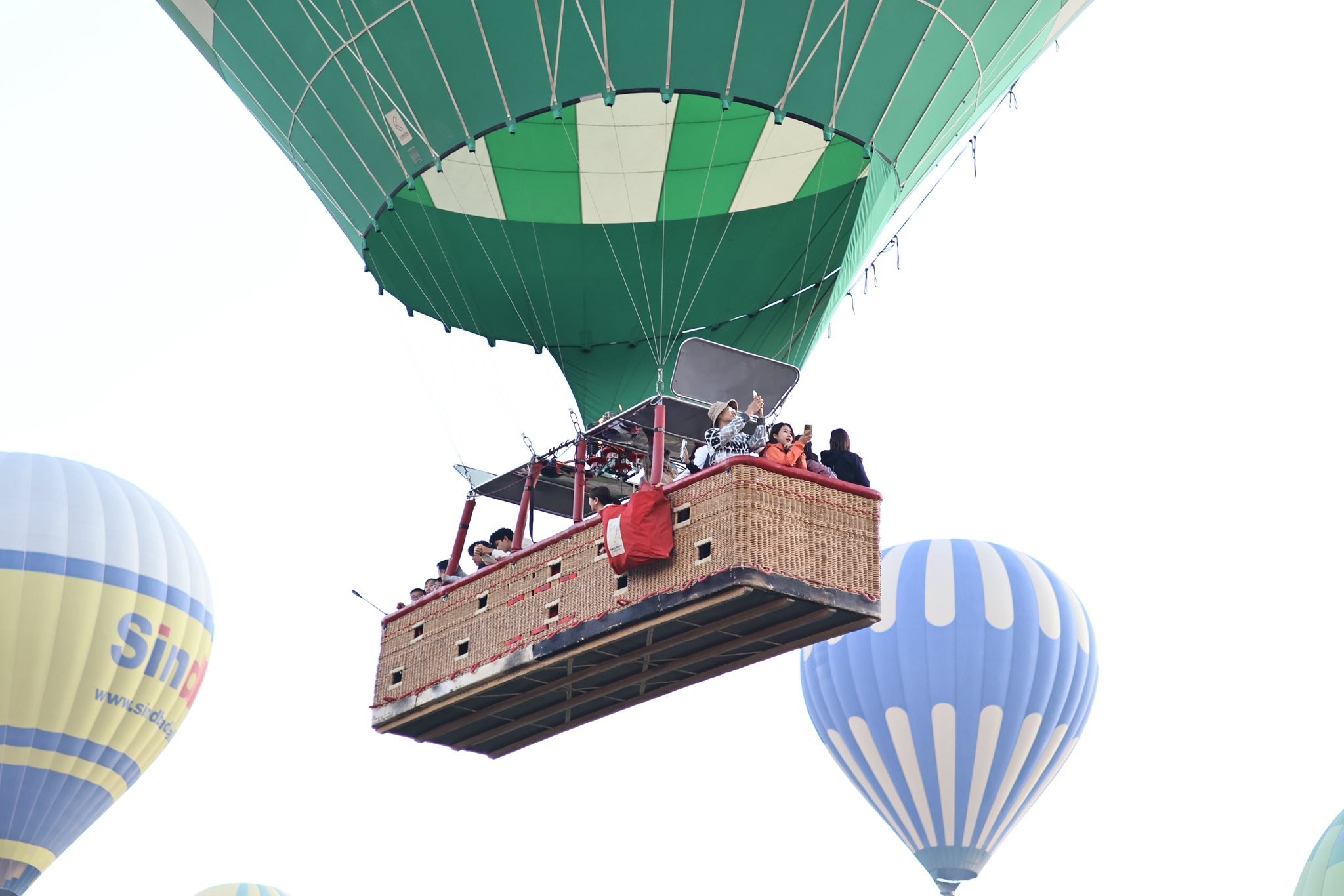 بهجة الأجانب على متن رحلات البالون الطائر بالأقصر