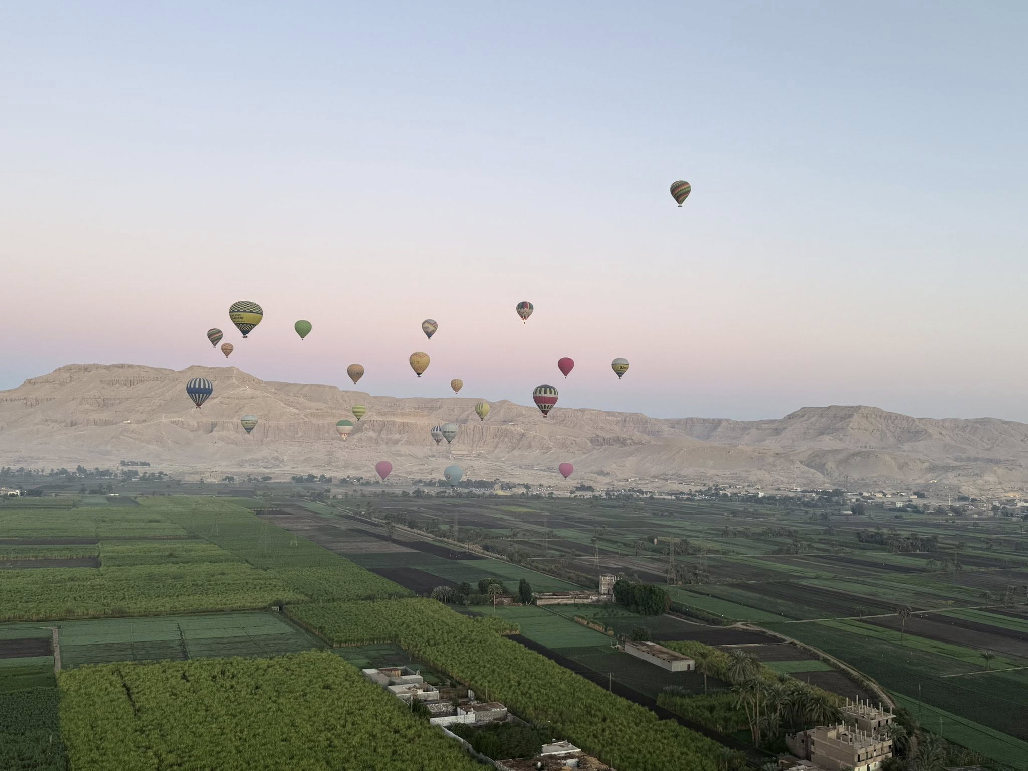 تحليق رحلات البالون لـ109 رحلة اليوم تقل 2800 سائح أجنبى