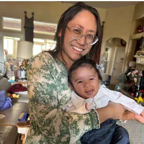 الطفل ريو مع والدته