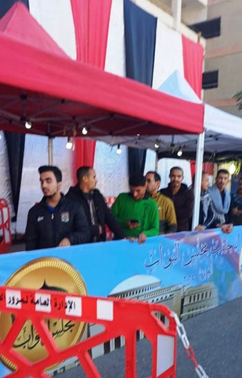 78927-توافد-الأهالي-في-إمبابة-على-لجان-الانتخابات-(4)