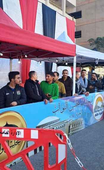 121624-توافد-الأهالي-في-إمبابة-على-لجان-الانتخابات-(5)