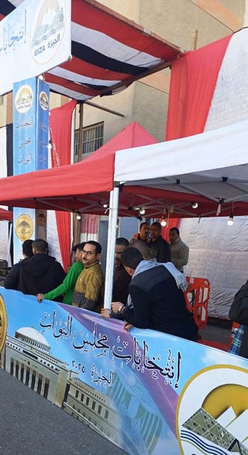 122541-توافد-الأهالي-في-إمبابة-على-لجان-الانتخابات-(6)