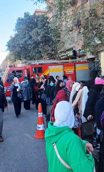 172019-توافد-الأهالي-في-إمبابة-على-لجان-الانتخابات-(3)