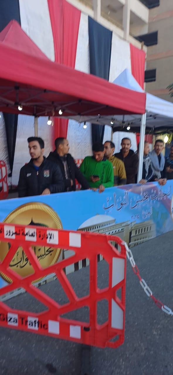 توافد الأهالي في إمبابة على لجان الانتخابات (4)