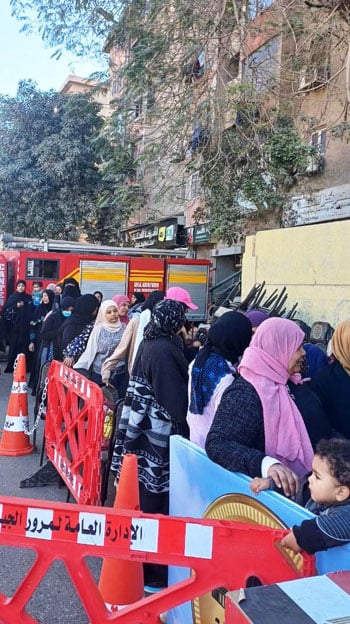 184827-توافد-الأهالي-في-إمبابة-على-لجان-الانتخابات-(1)