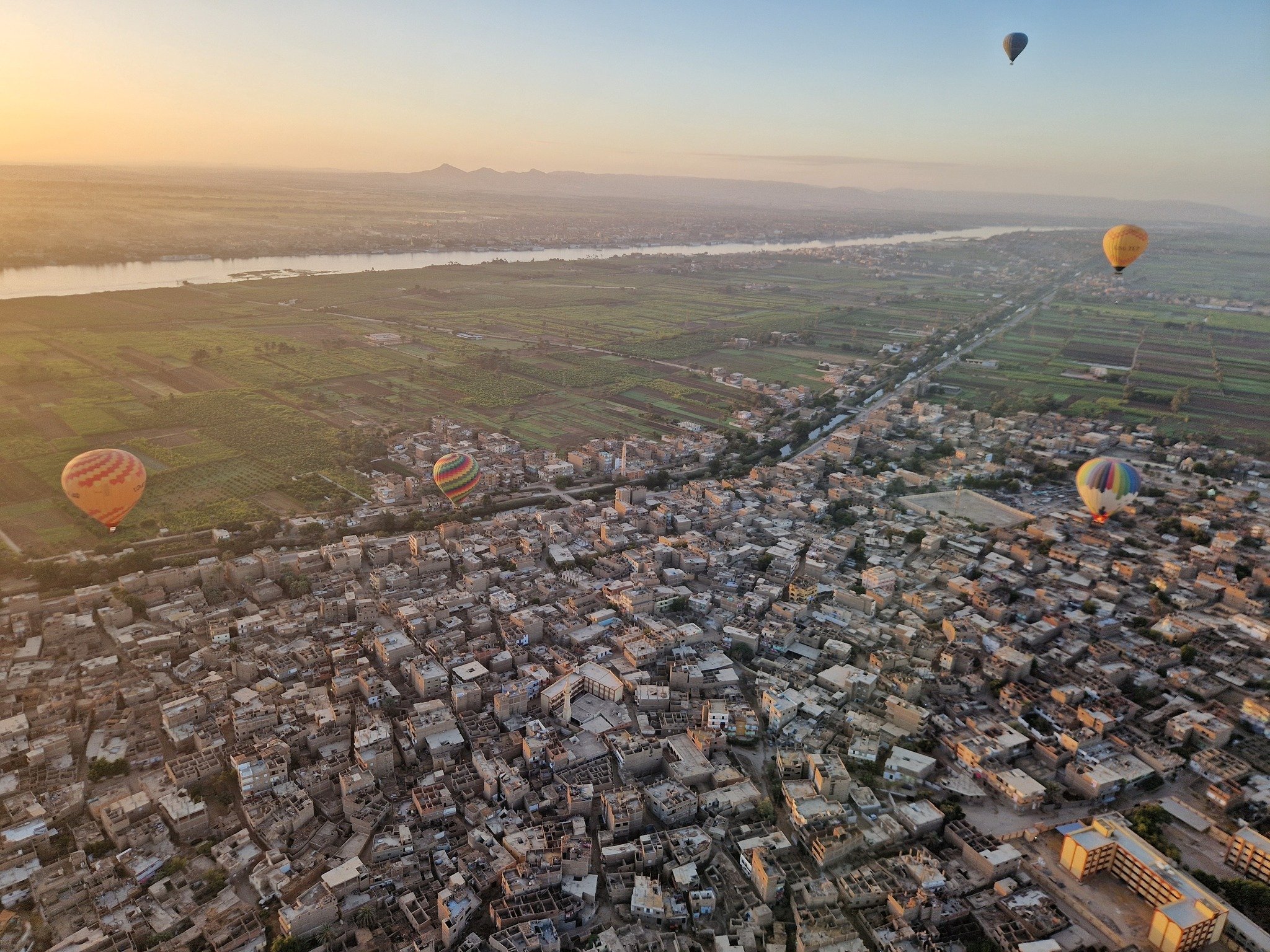 رحلات البالون تحلق بالسياح فوق معابد ملوك القدماء المصريين