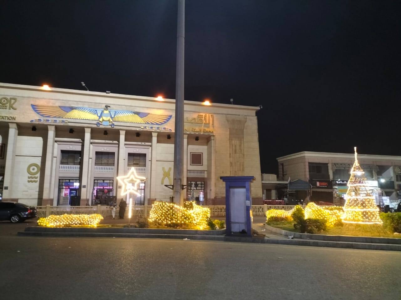 تجميل ميدان المحطة بالأضواء وأشجار الكريسماس فى الأقصر