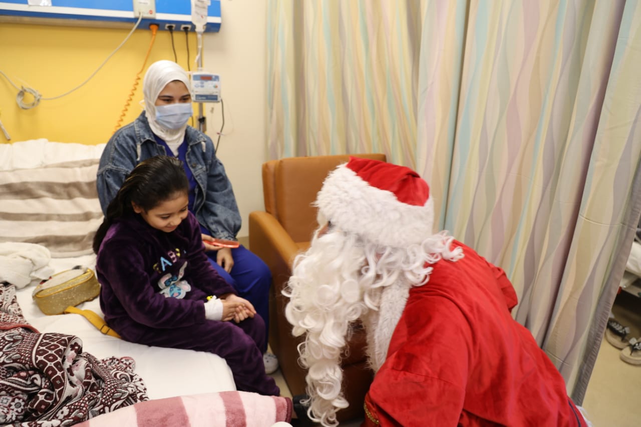بابا نويل يرسم البهجة على وجوه الأطفال مرضى السرطان في الأقصر_1