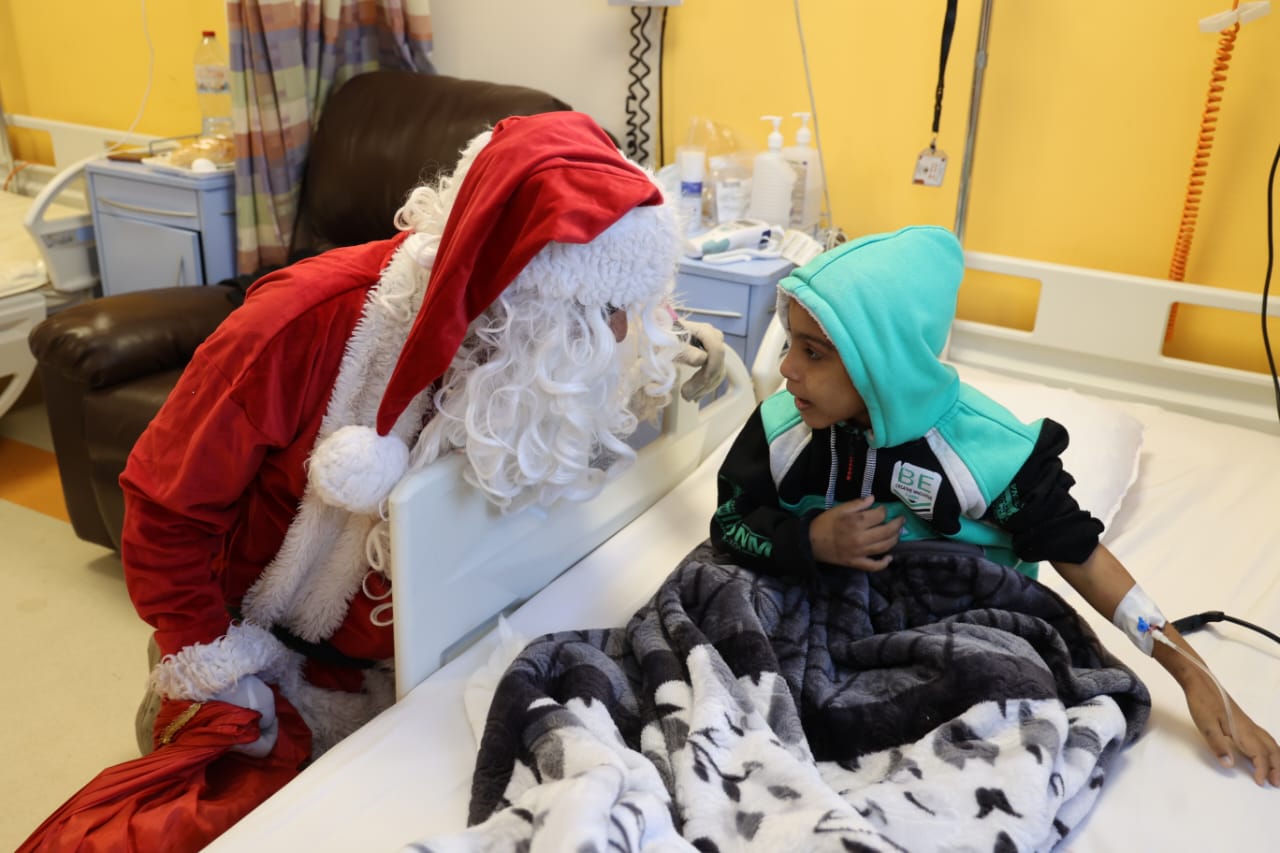 توزيع الهدايا على الأطفال فى مستشفى سرطان الأقصر