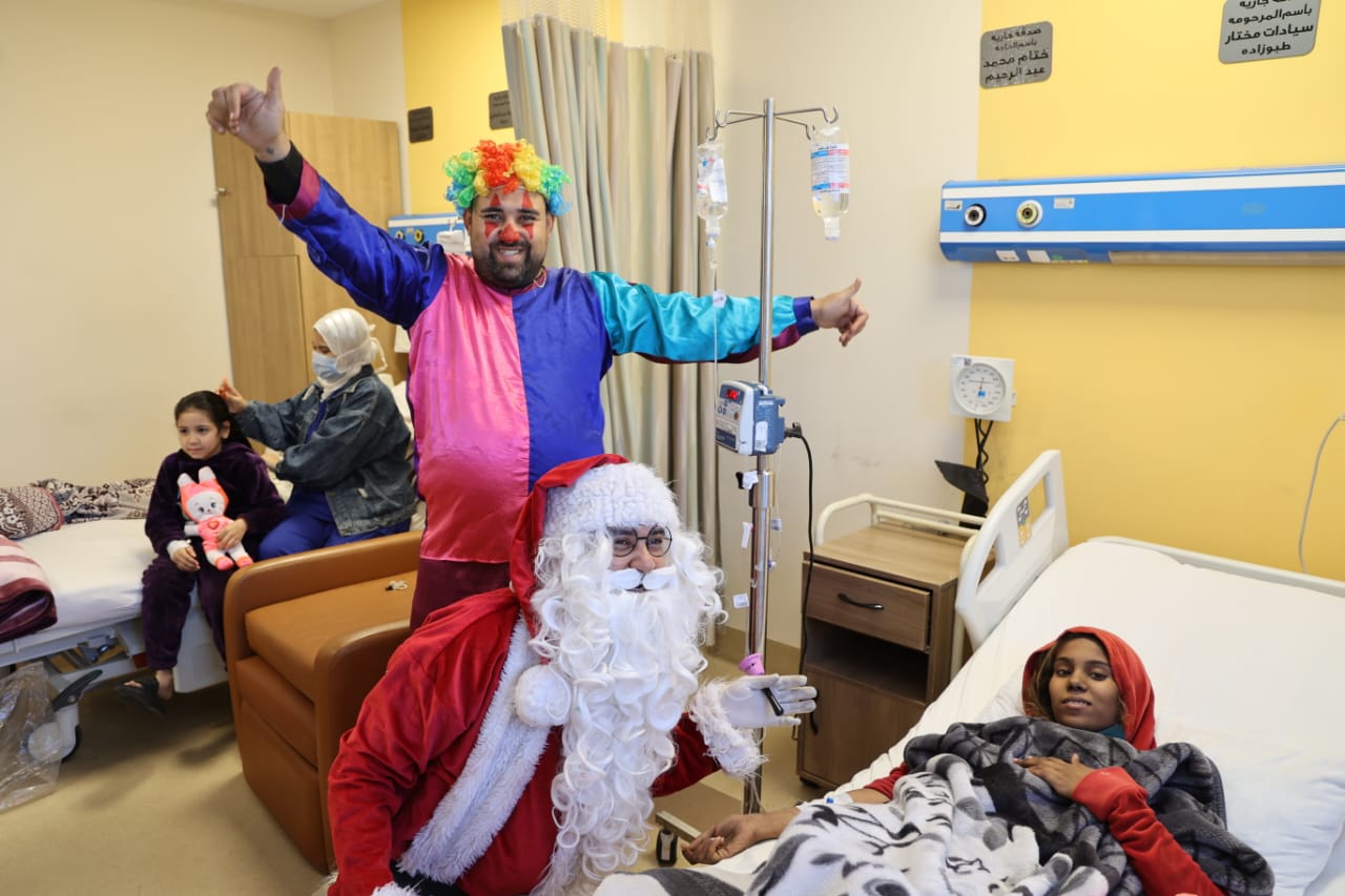 بابا نويل يرسم البسمة على وجوه الأطفال مرضى السرطان في الأقصر