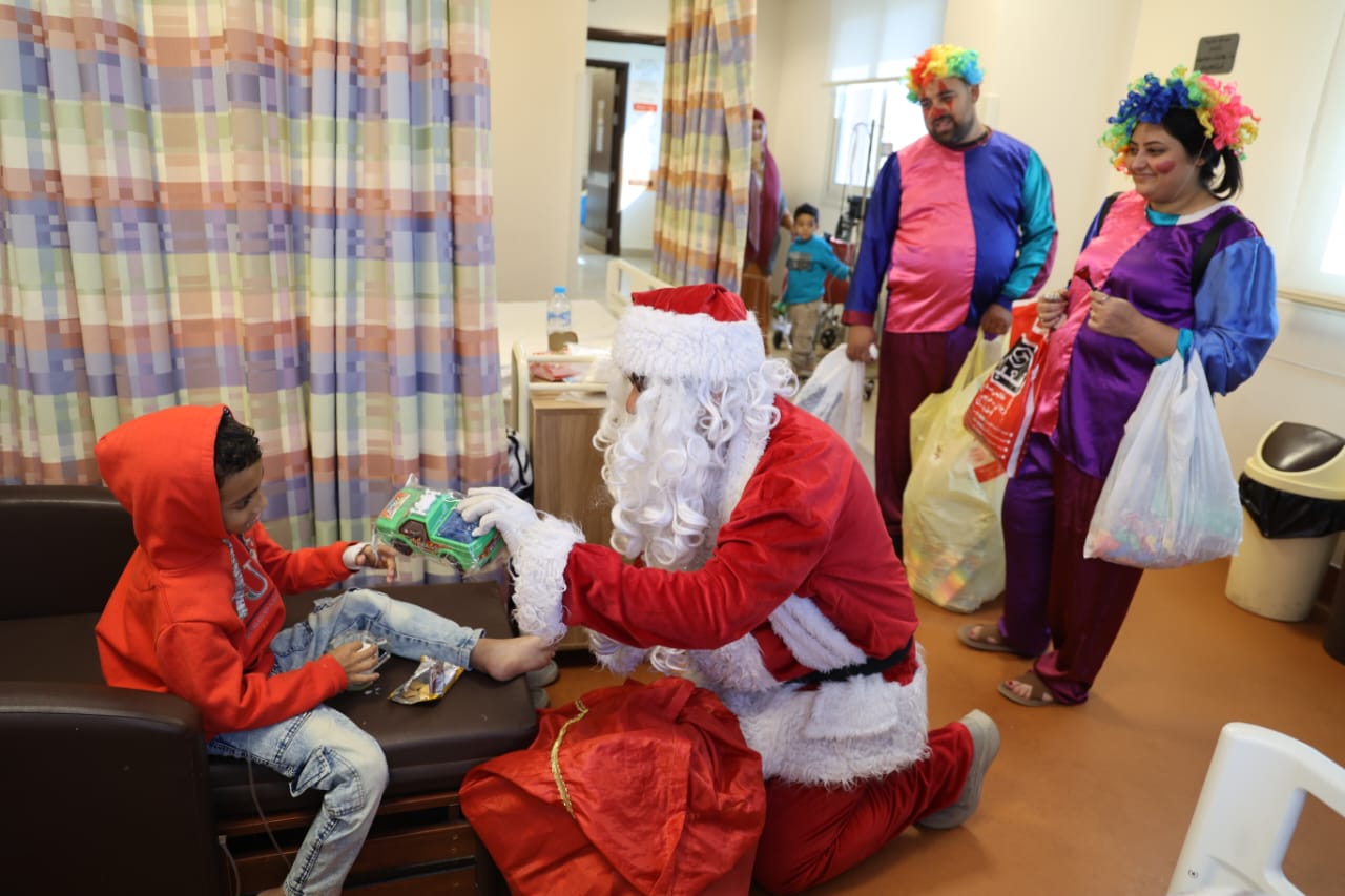 جانب من توزيع الهدايا على الأطفال من شخصية بابا نويل فى المستشفى
