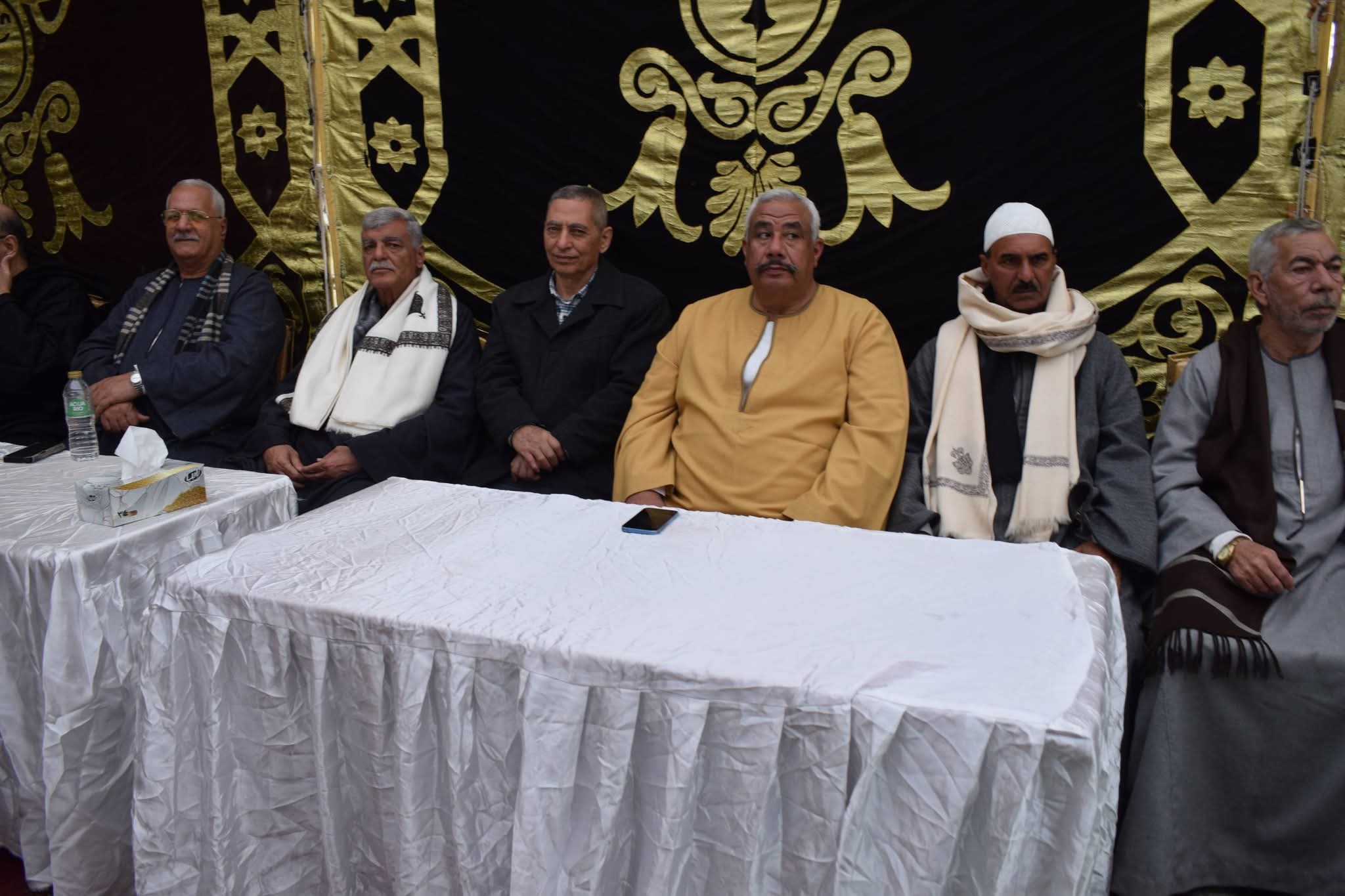 عدد من الحضور