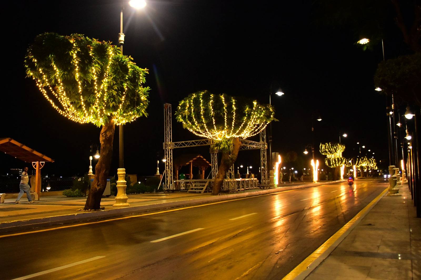 زينة رأس السنة الجديدة فى كورنيش النيل بمدينة الأقصر