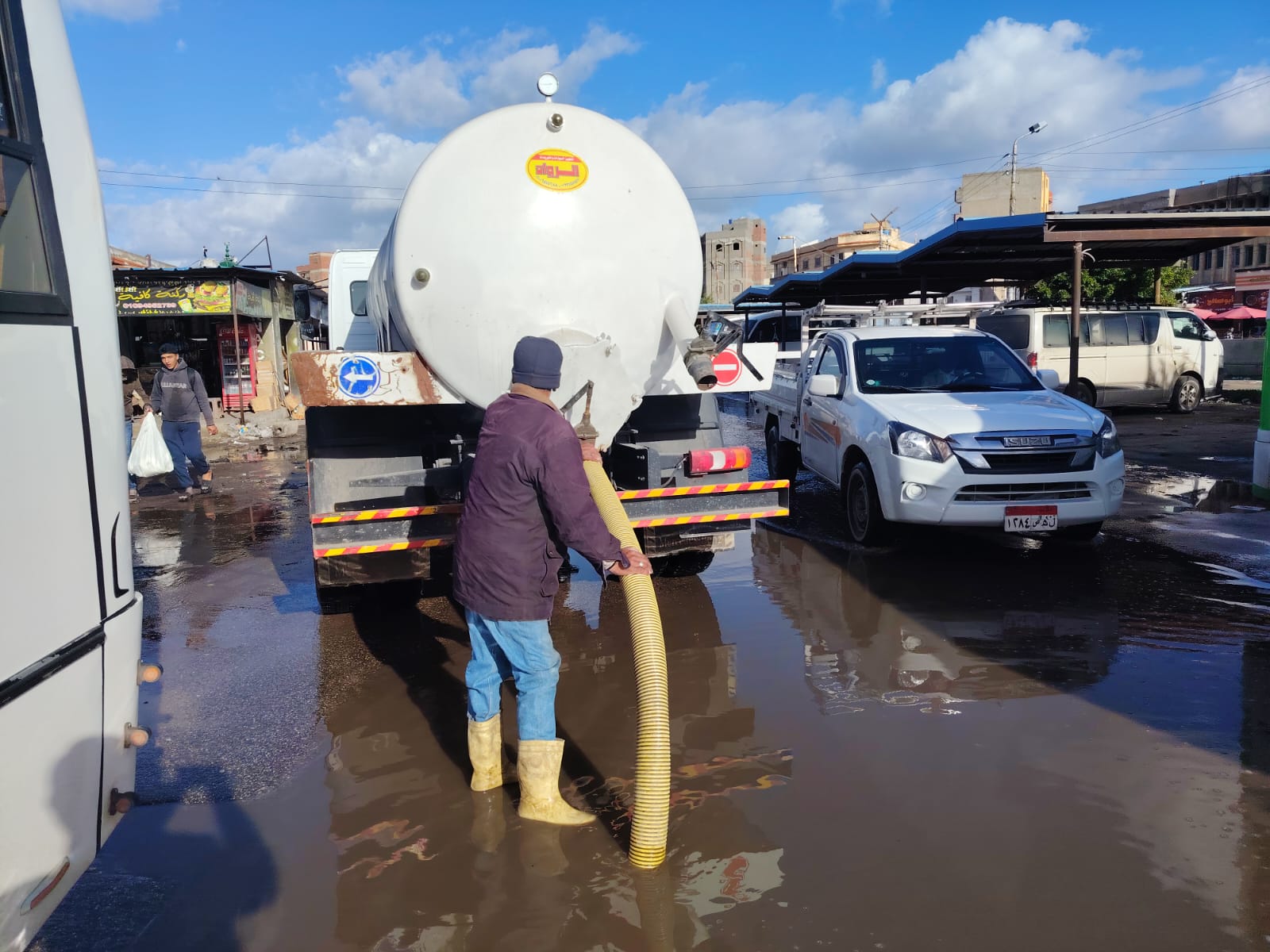 جانب من رفع مياه الأمطار جانب من رفع مياه الأمطار
