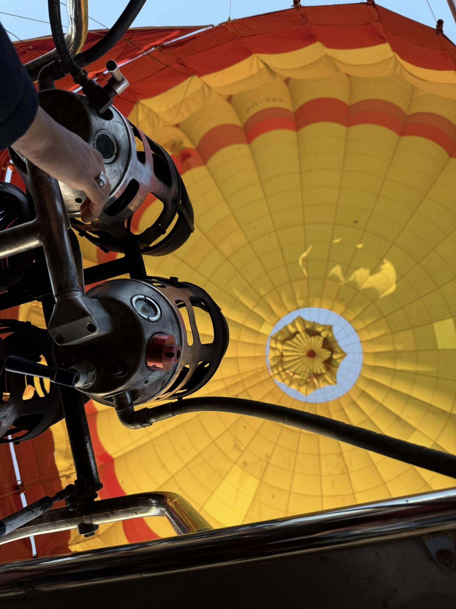 ضخ الهواء فى البالونات الطائرة خلال التحليق بالسماء