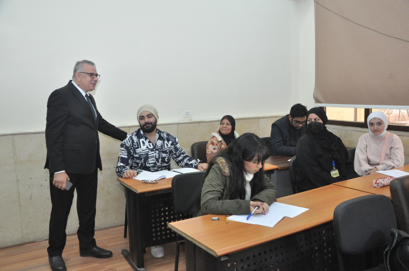 عميد الكلية يتابع الامتحانات