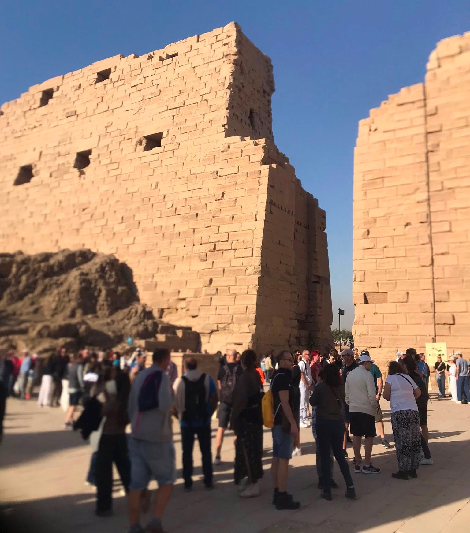 جانب من توافد السياح على معابد الكرنك