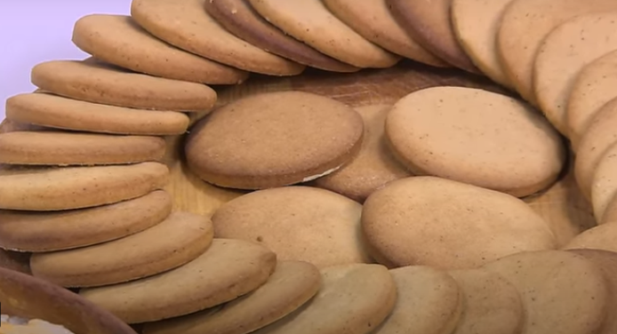 بسكوت الزنجبيل والقرفة 