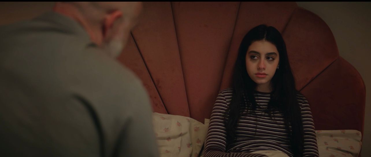 ياسمينا العبد تساعد يوسف رأفت في أزمه شقيقه بمسلسل ميد ترم (2)