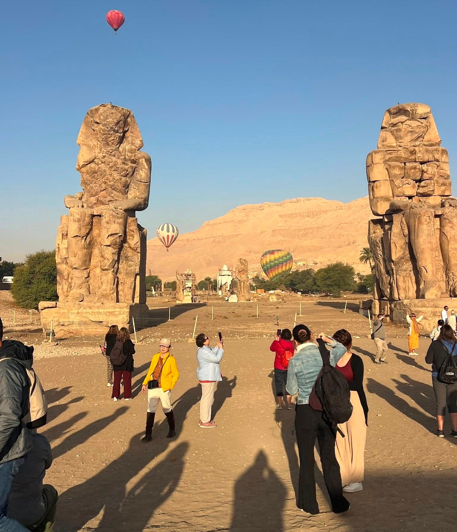 جانب من توافد واستمتاع السياح بمنطقة تمثالى ممنون