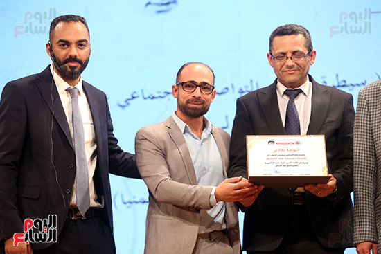 الزميل عبد اللطيف صبح يتسلم الجائزة عن والدة
