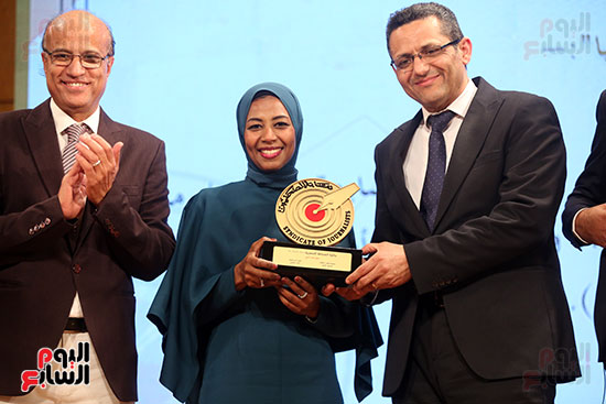 الزميلة نهير عبد النبى تتسلم الجائزة