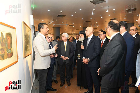 الحضور يستمعون لشرح حول تاريخ الجامعة